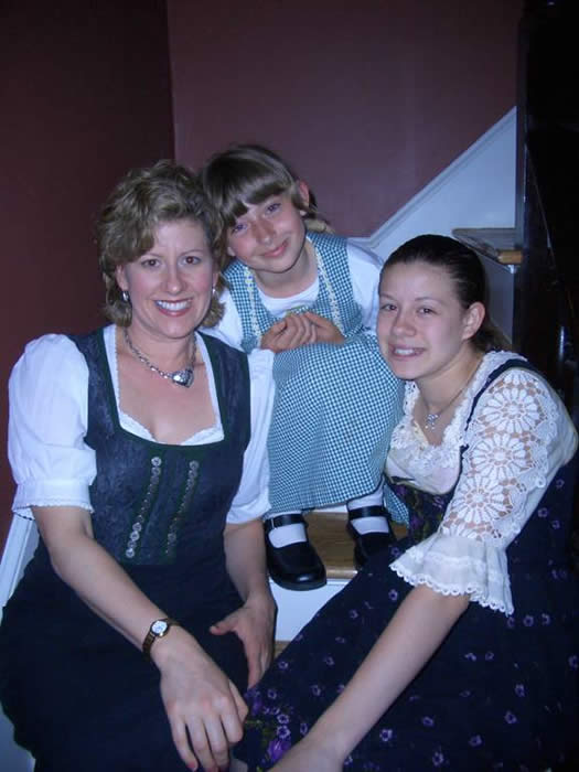 Adriana, Amanda and Mom 2003 our 1st year at Vienna